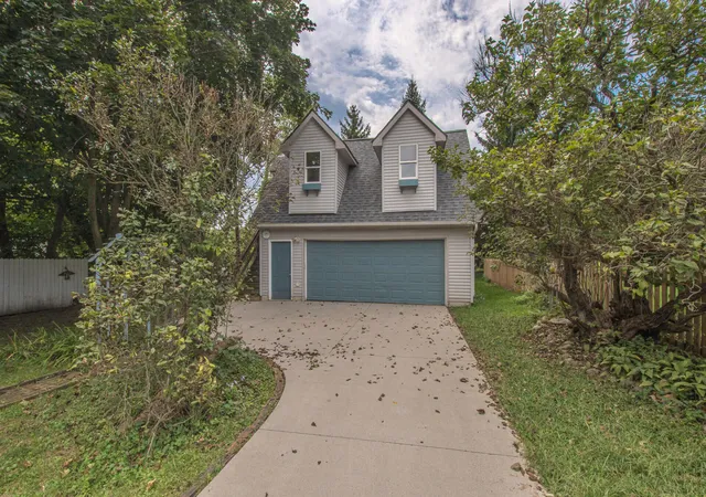 Photo 3 of Single family home for sale at 222 Monroe St, Saline, MI 48176 | MLS# 81026047718 | Listing updated on 2026-10-15