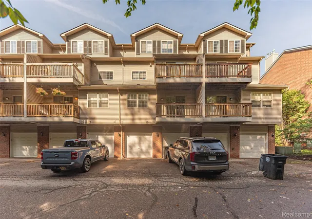 Listing Photo 4 - Condo for sale in building located at 16942 Farmington Rd, Livonia, MI 48154 - Unit #24