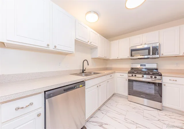 Listing Photo 5 - Condo for sale in building located at 16942 Farmington Rd, Livonia, MI 48154 - Unit #24