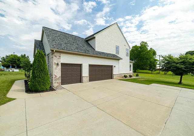 Photo 2 of Single family home for sale at 672 Meadow Hl Rd, Saline, MI 48176 | MLS# 81026047728 | Listing updated on 2026-09-14