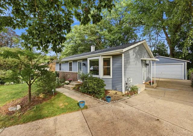 Photo 2 of Single family home for sale at 2513 Windview St SW, Wyoming, MI 49519 | MLS# 65026047727 | Listing updated on 2026-09-09