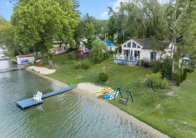 Photo 3 of Single family home for sale at 25030 Lakeshore Dr, Dowagiac, MI 49047 | MLS# 65026047729 | Listing updated on 2026-09-16