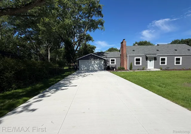 Photo 3 of Single family home for sale at 16045 Oporto St, Livonia, MI 48154 | MLS# 20261072467 | Listing updated on 2026-09-14