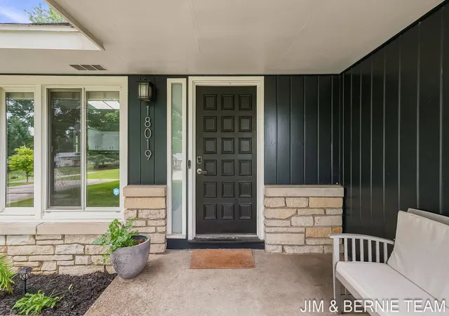 Photo 3 of Single family home for sale at 18019 Mohawk Dr, Spring Lake, MI 49456 | MLS# 71026047764 | Listing updated on 2026-09-17
