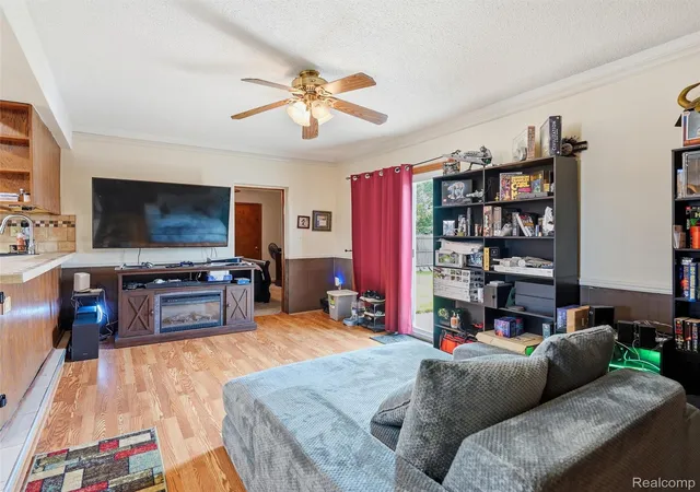 Photo 2 of Single family home for sale at 27589 Larry St, Roseville, MI 48066 | MLS# 20261072495 | Listing updated on 2026-09-11