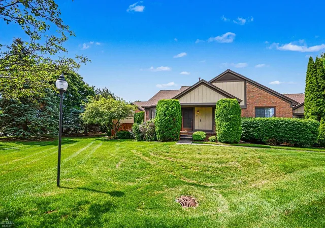 Condo for sale at 32 Meadow Wood Dr, RochesterHillsCity_Oakland, MI 48307 | MLS# 58050221204