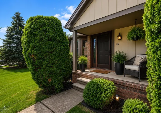 Photo 2 of Condo for sale at 32 Meadow Wood Dr, Rochester Hills City Oakland, MI 48307 | MLS# 58050221204 | Listing updated on 2026-09-16