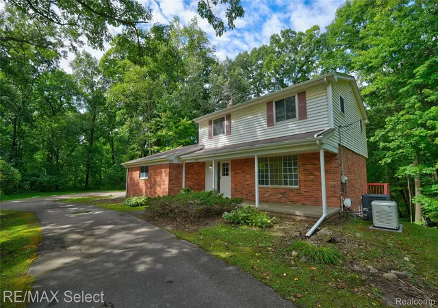 Photo 1 of Sale Pending at 6825 Ridgewood Rd, Clarkston, MI 48346 | MLS# 20261072515 | Listing updated on 2026-09-16