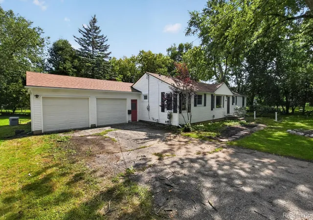 Photo 1 of Single family home for sale at 807 S Oak St, Fenton, MI 48430 | MLS# 20261072525 | Listing updated on 2026-10-04