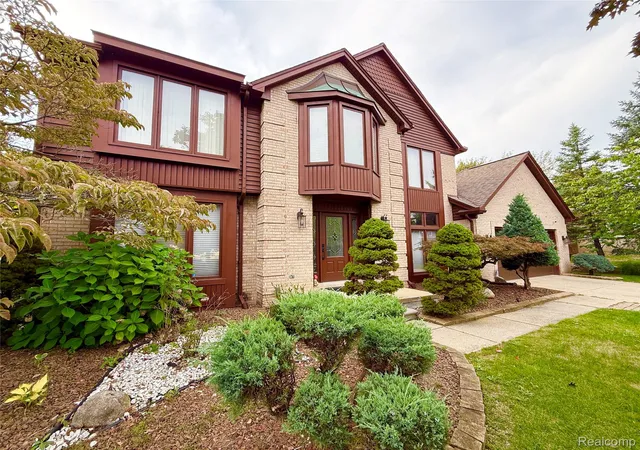 Photo 2 of Single family home for sale at 18589 Queensbury Dr, Livonia, MI 48152 | MLS# 20261072529 | Listing updated on 2026-09-13