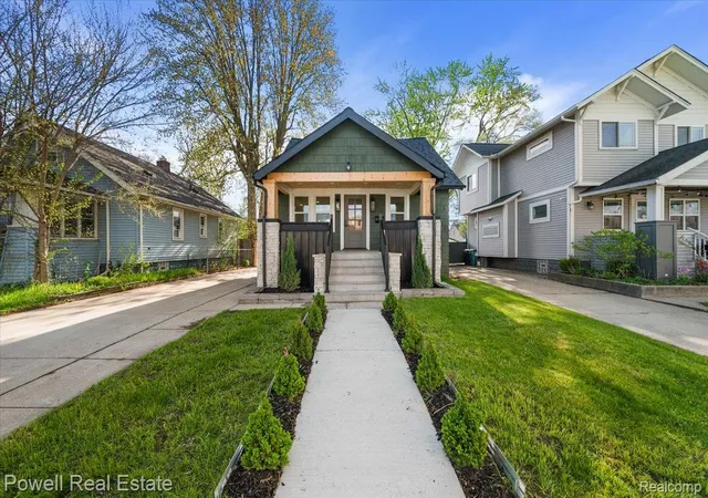 Photo 3 of Single family home for sale at 121 S Edison Ave, Royal Oak, MI 48067 | MLS# 20261072531 | Listing updated on 2026-09-11