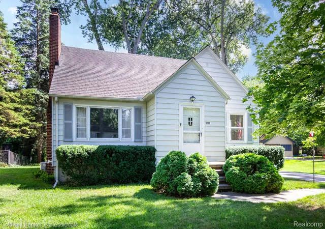 Photo 1 of Single family home for sale at 2135 Pontiac Dr, Sylvan Lake, MI 48320 | MLS# 20261072585 | Listing updated on 2026-09-15