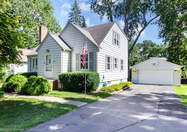 Photo 2 of Single family home for sale at 2135 Pontiac Dr, Sylvan Lake, MI 48320 | MLS# 20261072585 | Listing updated on 2026-09-15