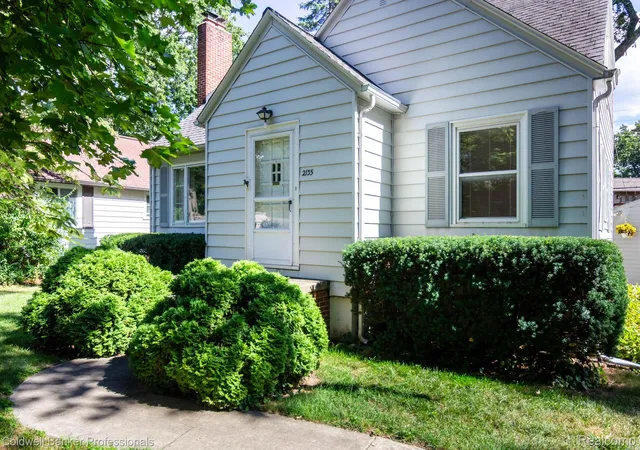 Photo 3 of Single family home for sale at 2135 Pontiac Dr, Sylvan Lake, MI 48320 | MLS# 20261072585 | Listing updated on 2026-09-15