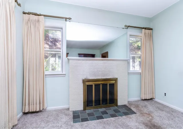 Photo 4 of Single family home for sale at 2135 Pontiac Dr, Sylvan Lake, MI 48320 | MLS# 20261072585 | Listing updated on 2026-09-15