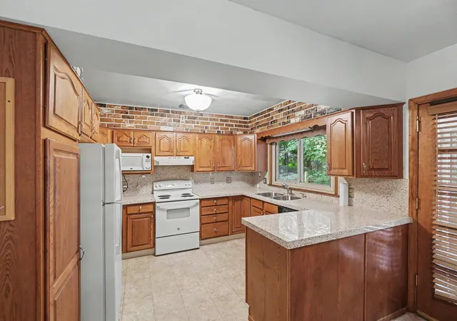 Photo 3 of Single family home for sale at 1220 SE Sylvan Ave, Grand Rapids, MI 49506 | MLS# 71026047813 | Listing updated on 2026-10-16