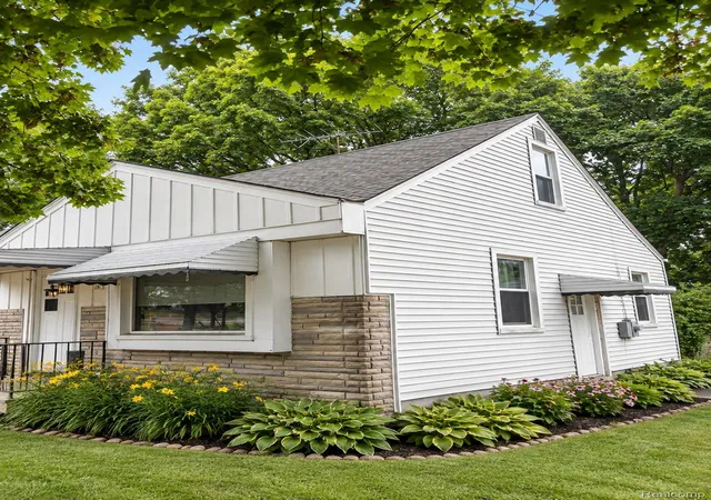 Photo 2 of Single family home for sale at 183 Scott Lake Rd, Waterford, MI 48328 | MLS# 20261072642 | Listing updated on 2026-09-11