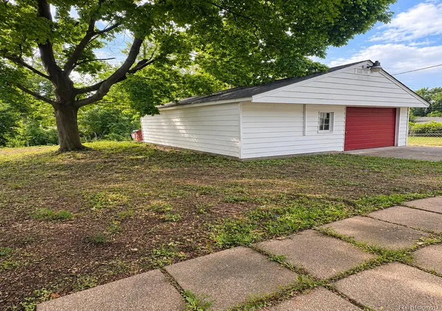 Photo 2 of Single family home for sale at 183 Scott Lake Rd, Waterford, MI 48328 | MLS# 20261072642 | Listing updated on 2026-09-11