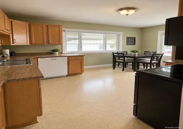Photo 4 of Single family home for sale at 183 Scott Lake Rd, Waterford, MI 48328 | MLS# 20261072642 | Listing updated on 2026-09-11