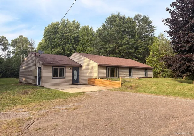 Photo 3 of Single family home for sale at 1452 W Isabella Rd, Midland, MI 48640 | MLS# 20261072648 | Listing updated on 2026-09-11
