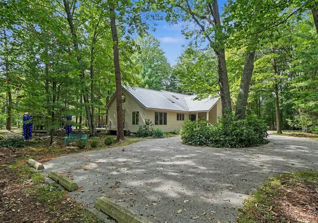 Photo 3 of Single family home for sale at 1439 W Sternberg Rd, Norton Shores, MI 49441 | MLS# 71026047850 | Listing updated on 2026-09-09