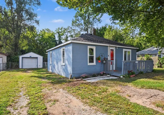 Photo 3 of Single family home for sale at 1050 S Crystal Ave, Benton Harbor, MI 49022 | MLS# 69026047860 | Listing updated on 2026-10-13