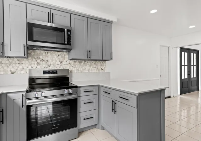 Photo 3 of Single family home for sale at 22589 Bell Brk St, Southfield, MI 48034 | MLS# 81026047858 | Listing updated on 2026-09-10