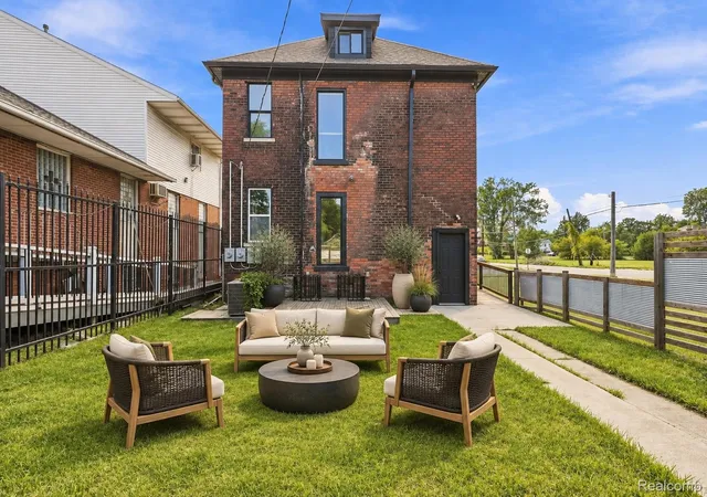 Listing Photo 4 - Condo for sale in building located at 7436 Oakland St, Detroit, MI 48211