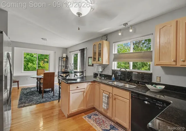 Listing Photo 3 - Condo for sale in building located at 10457 Woodcliff Ct, Hartland, MI 48353 - Unit #51