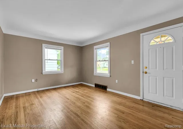 Photo 3 of Single family home for sale at 583 E Madison Ave, Pontiac, MI 48340 | MLS# 20261072703 | Listing updated on 2026-09-11