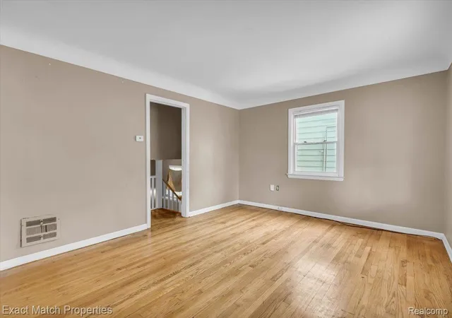 Photo 4 of Single family home for sale at 583 E Madison Ave, Pontiac, MI 48340 | MLS# 20261072703 | Listing updated on 2026-09-11