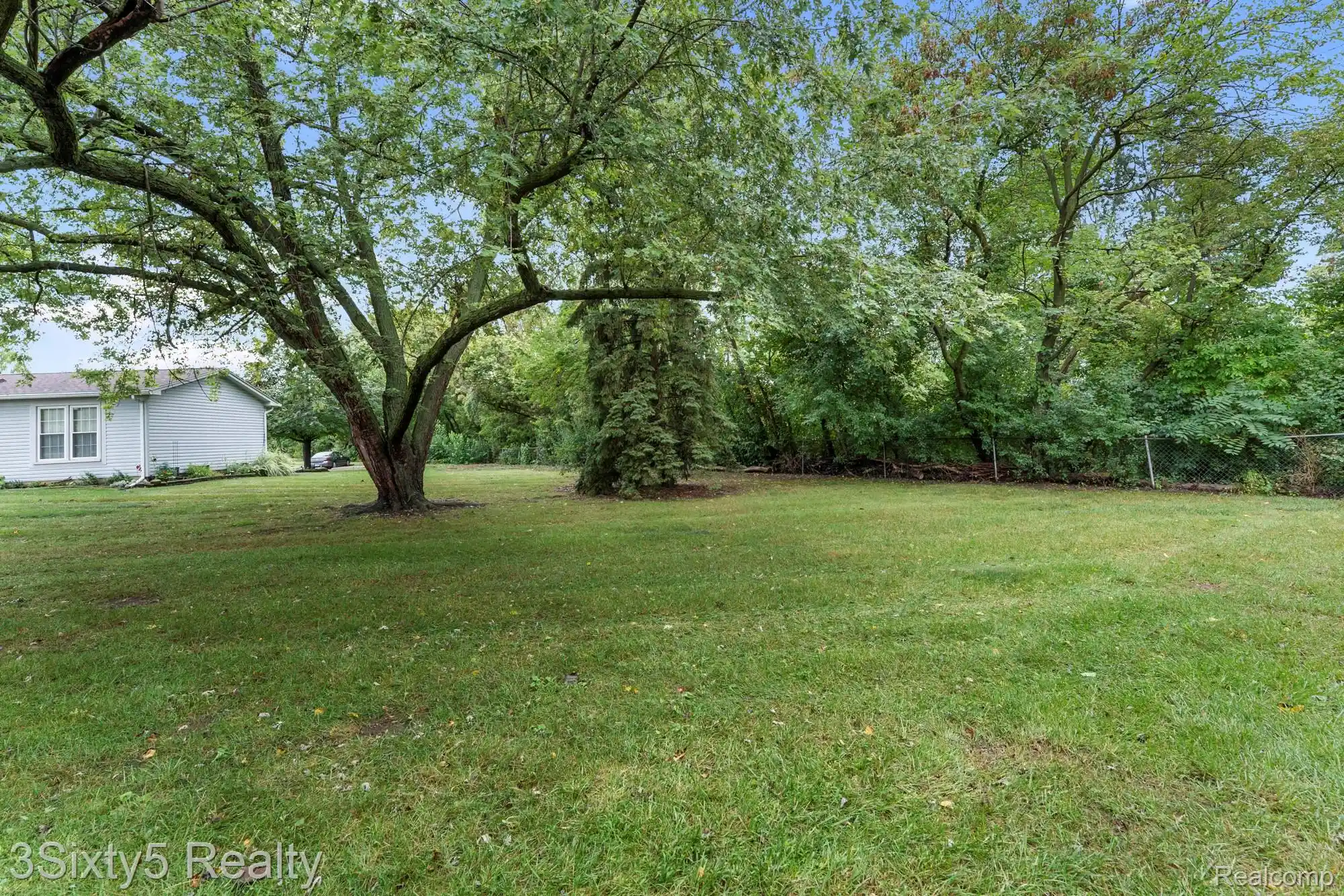 Listing Photo 18 - Condo for sale in 20137 Cumberland Ct located at 20137 Cumberland Ct, Trenton, MI 48183 - Unit 20137 Cumberland Ct