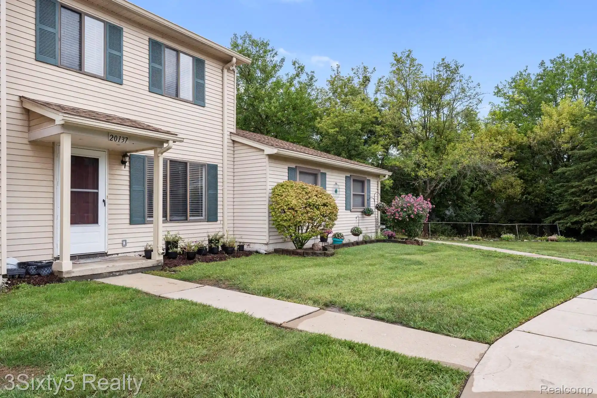 Listing Photo 2 - Condo for sale in 20137 Cumberland Ct located at 20137 Cumberland Ct, Trenton, MI 48183 - Unit 20137 Cumberland Ct