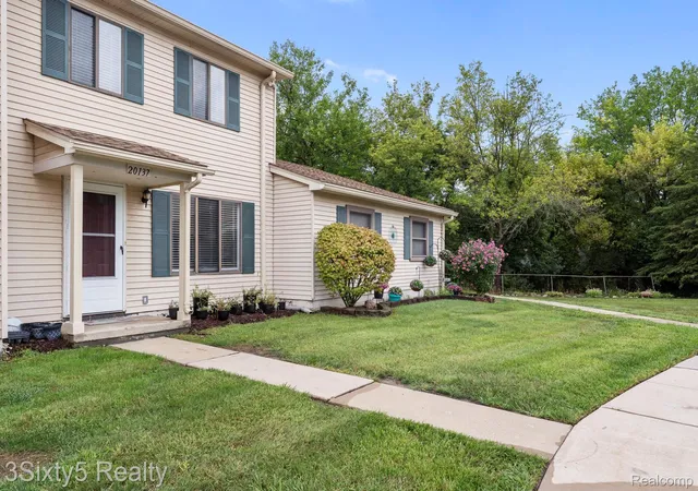 Listing Photo 2 - Condo for sale in building located at 20137 Cumberland Ct, Trenton, MI 48183