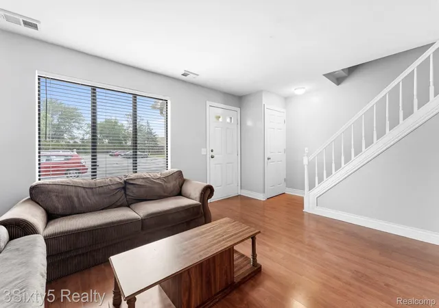 Listing Photo 5 - Condo for sale in building located at 20137 Cumberland Ct, Trenton, MI 48183