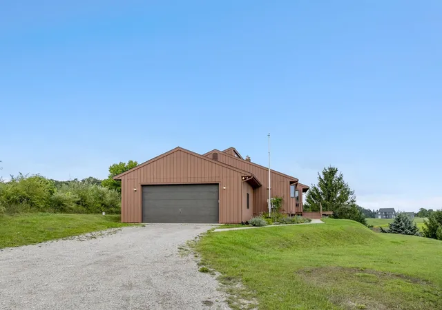 Photo 4 of Single family home for sale at 6420 N Manitou Trl, Northport, MI 49670 | MLS# 78080073362 | Listing updated on 2026-09-12