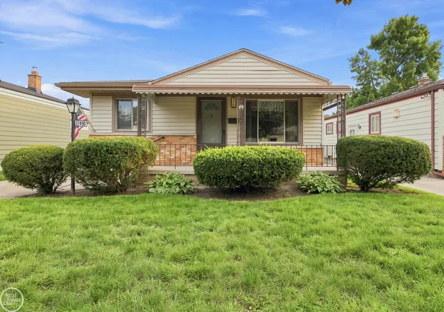 Photo 3 of Single family home for sale at 22440 Lake Dr, Saint Clair Shores, MI 48082 | MLS# 58050221267 | Listing updated on 2026-09-13