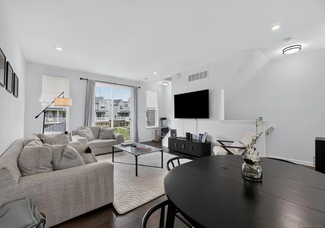 Listing Photo 3 - Condo for sale in building located at 3981 Trailway Commons Cir, Auburn Hills, MI 48326