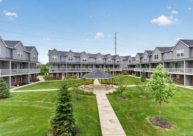 Listing Photo 2 - Condo for sale in building located at 3981 Trailway Commons Cir, Auburn Hills, MI 48326 - Unit #