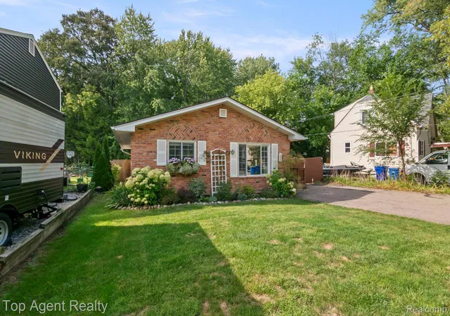 Photo 1 of Single family home for sale at 1200 Bangor Rd, Waterford, MI 48328 | MLS# 20261072756 | Listing updated on 2026-09-14