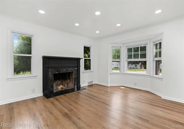 Photo 4 of Single family home for sale at 24713 Lois Ln, Southfield, MI 48075 | MLS# 20261072836 | Listing updated on 2026-09-11