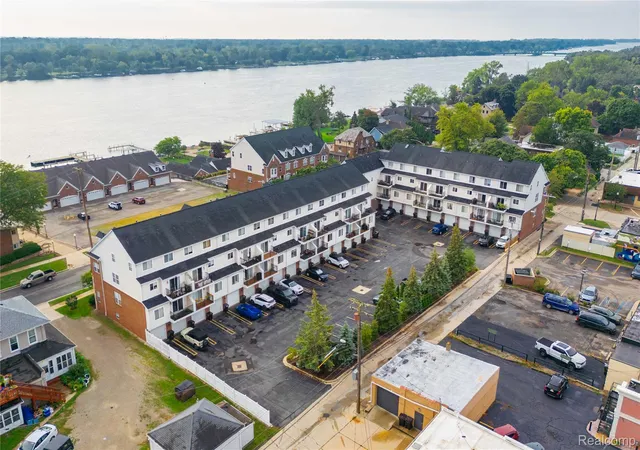 Listing Photo 2 - Condo for sale in building located at 110 W Rd, Trenton, MI 48183