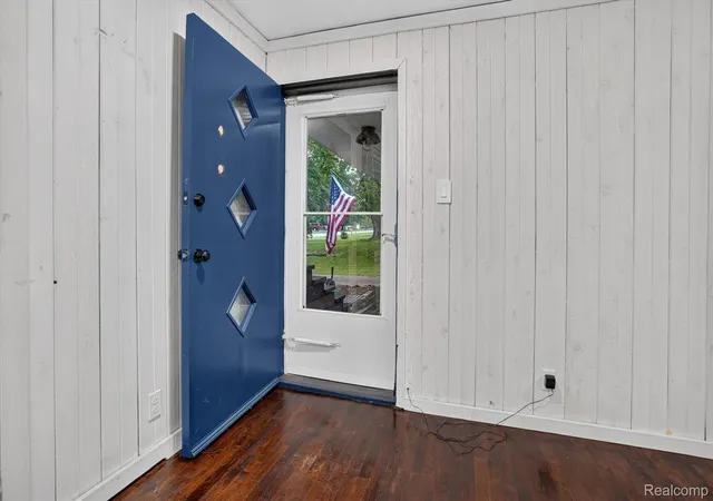 Photo 3 of Single family home for sale at 2130 Luwanna Dr, Lansing, MI 48910 | MLS# 20261072853 | Listing updated on 2026-09-21