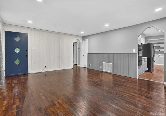Photo 4 of Single family home for sale at 2130 Luwanna Dr, Lansing, MI 48910 | MLS# 20261072853 | Listing updated on 2026-09-21