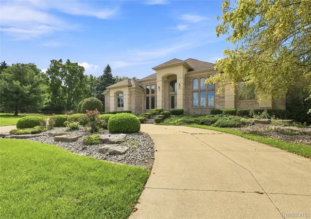 Photo 2 of Single family home for sale at 2566 Lakeside Ct, Flushing, MI 48433 | MLS# 20261072862 | Listing updated on 2026-09-13