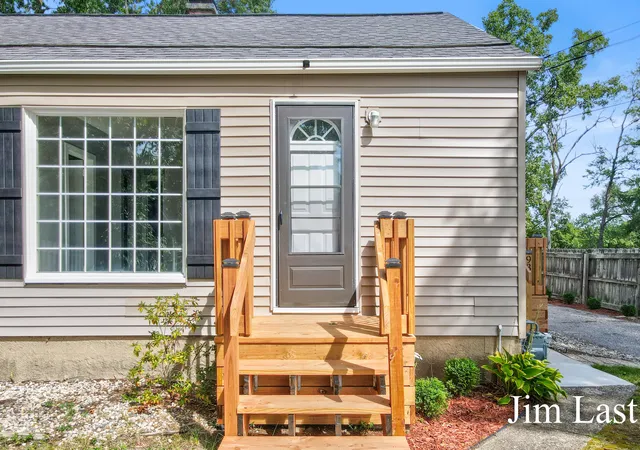Photo 3 of Single family home for sale at 933 Barbara St Nw, Grand Rapids, MI 49544 | MLS# 65026047991 | Listing updated on 2026-09-17