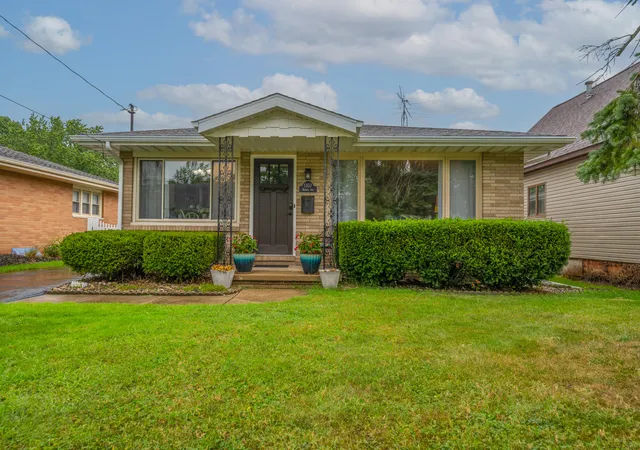 Photo 2 of Single family home for sale at 1307 Marion Ave, Saint Joseph, MI 49085 | MLS# 69026048017 | Listing updated on 2026-09-14