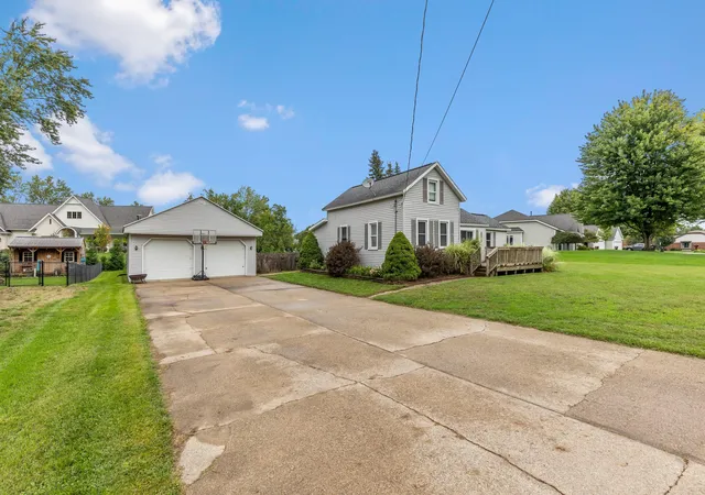 Photo 3 of Single family home for sale at 9915 Perry St, Zeeland, MI 49464 | MLS# 71026048021 | Listing updated on 2026-09-13