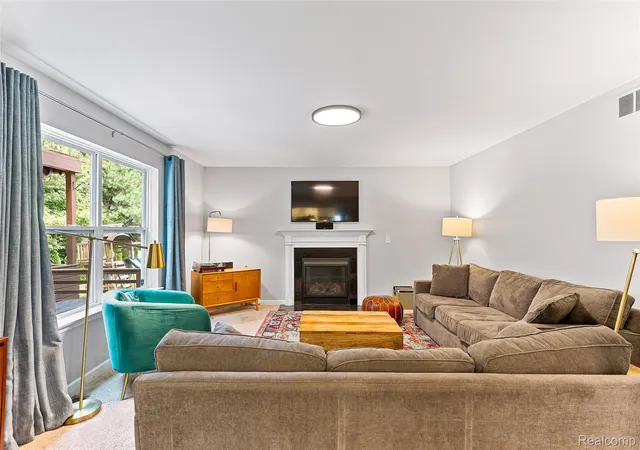 Photo 4 of Single family home for sale at 32724 Laurelwood Ct, Farmington, MI 48336 | MLS# 20261072896 | Listing updated on 2026-09-16