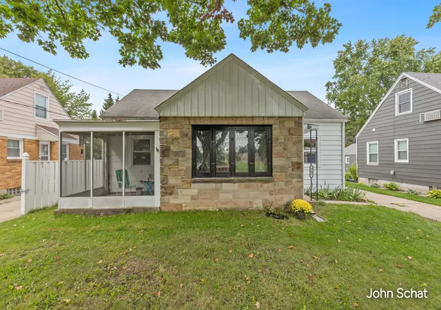 Photo 1 of Sale Pending at 903 Edna St Se, Grand Rapids, MI 49507 | MLS# 65026048023 | Listing updated on 2026-09-16